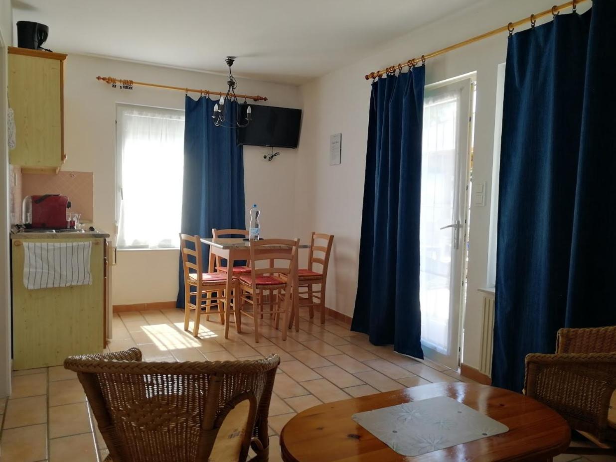 Feszek Apartmanhaz ボニャルツバシュ エクステリア 写真